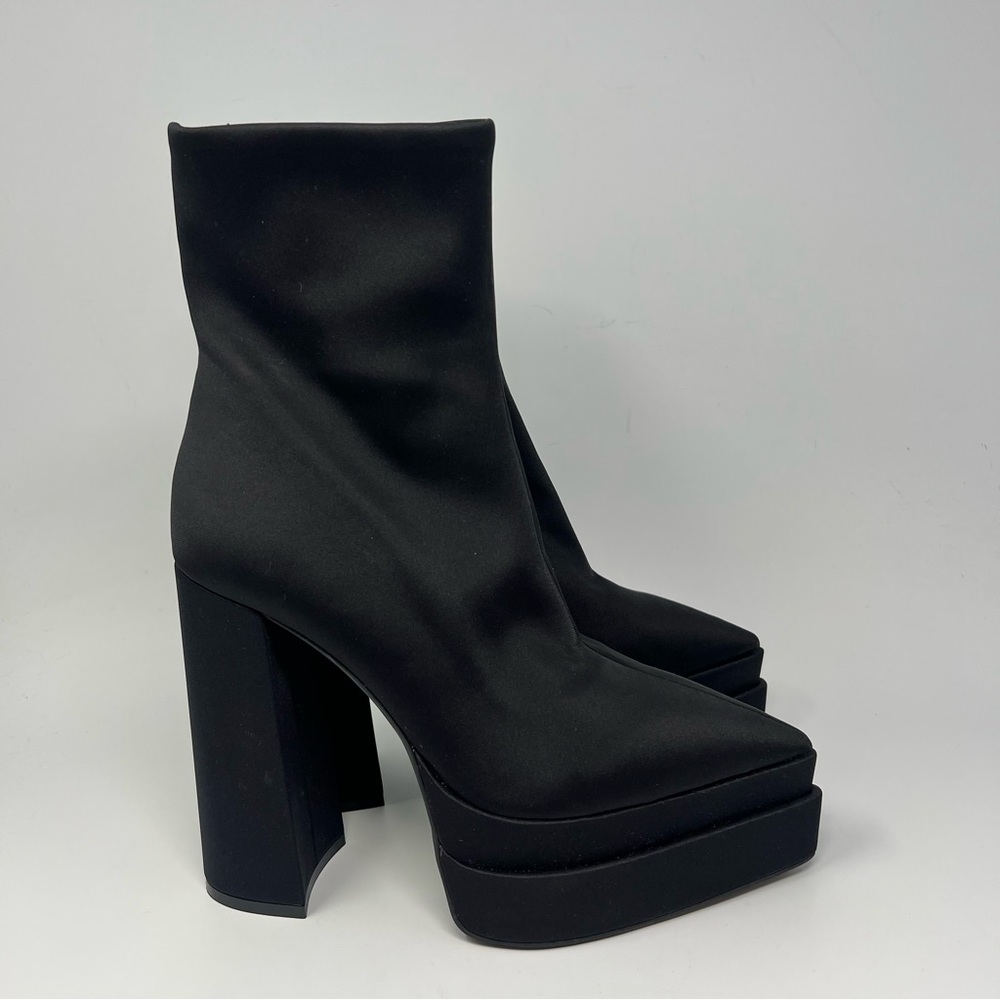 Free People X Jeffrey Campbell Distortion Platform Boots
Size 8.5